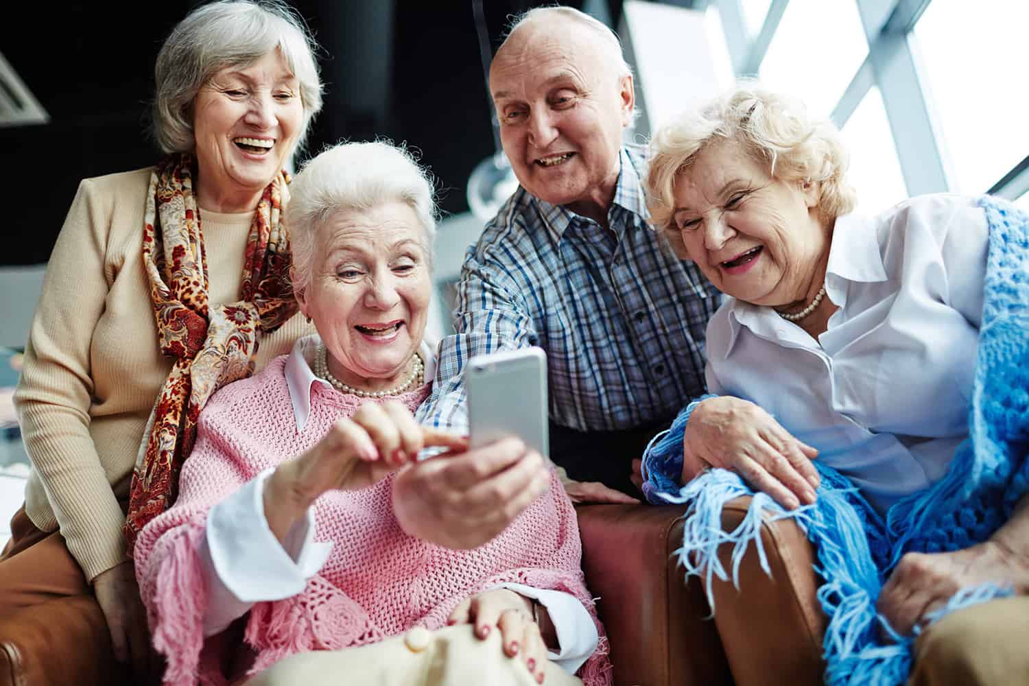 femmes âgées heureuses avec leur téléphone